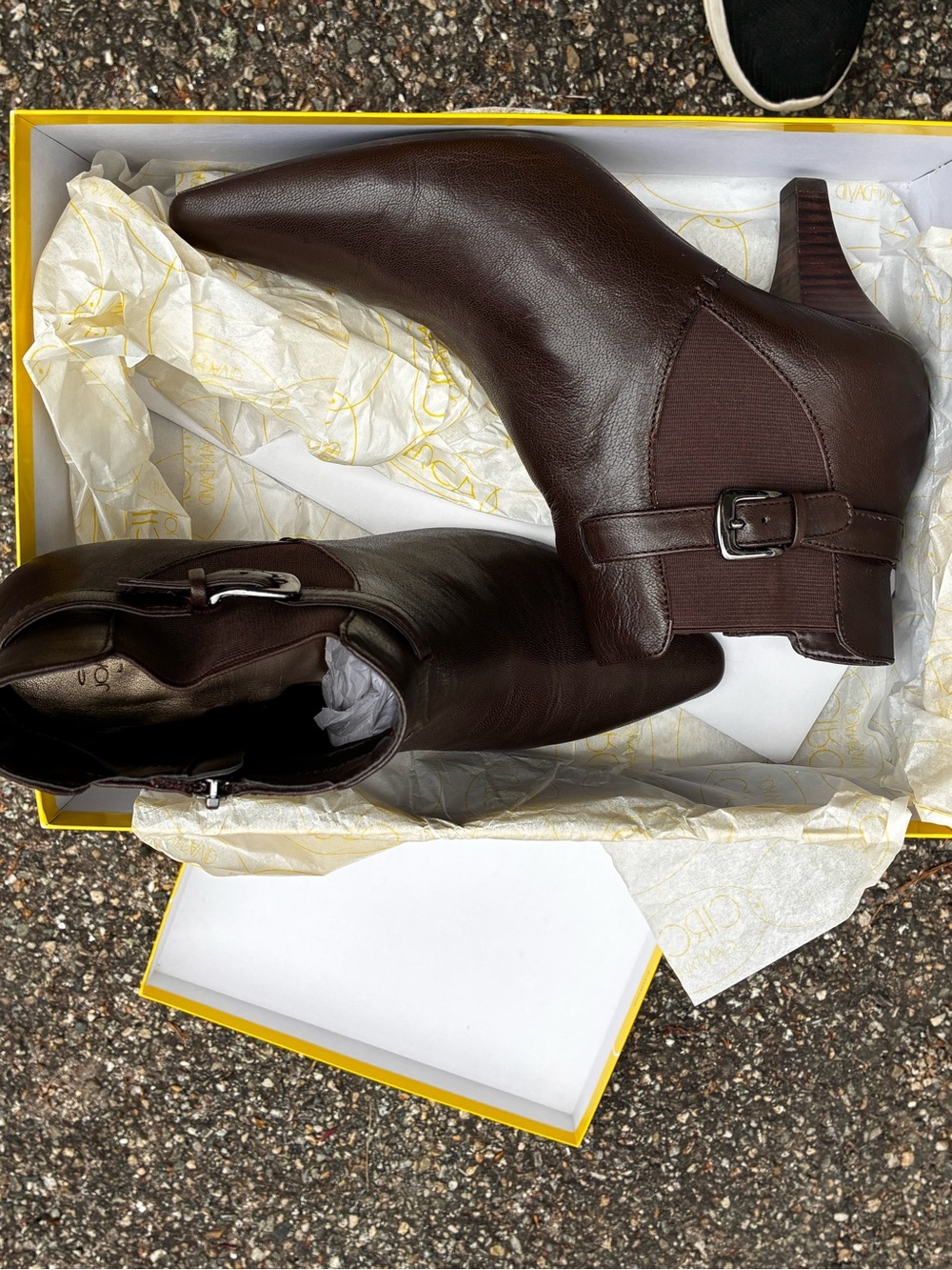 Joan & David Yellow Shoe Box with Circa Logo Brown Booties size 9.5